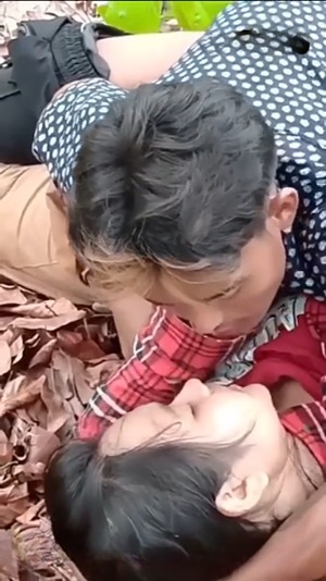 Pergokin Duo Jamet lagi Mesum Di Semak-Semak