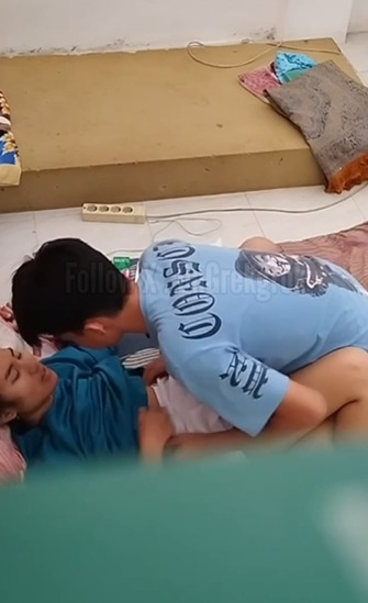 Ngintip Adek Lagi Maen Bareng Pacarnya